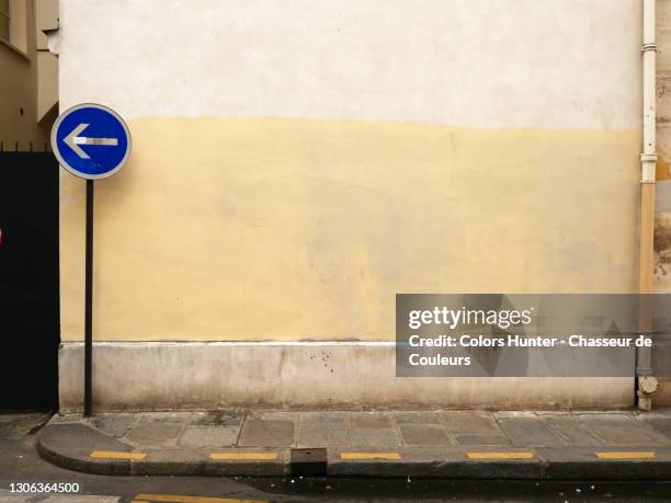 empty street with weathered facade, sidewalk and road sign in the marais district of paris - street wall stock pictures, royalty-free photos & images