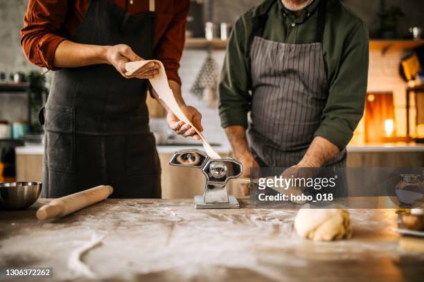 father's home cooking class - cookery class stock pictures, royalty-free photos & images