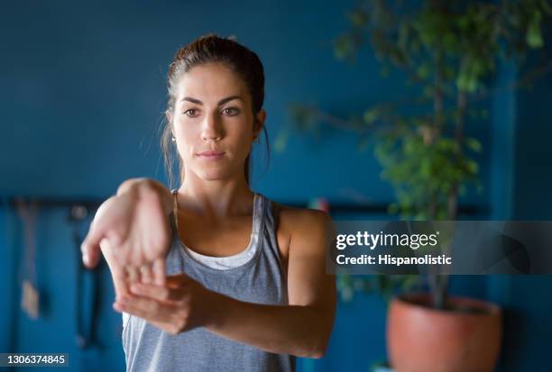 vrouw bij de gymnastiek die rekoefeningen doet - carpaletunnelsyndroom stockfoto's en -beelden