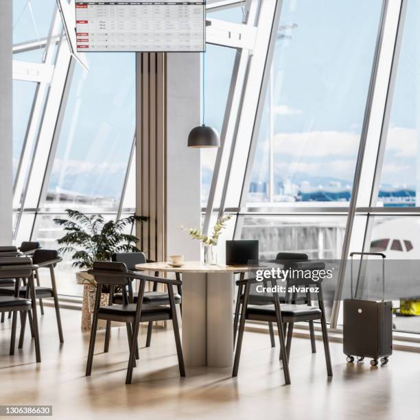 3d geef van een luchthavenlounge terug - airport lounge luxury stockfoto's en -beelden