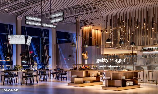 flughafen-lounge mit erstaunlicher holzdecke in 3d - airport lights stock-fotos und bilder