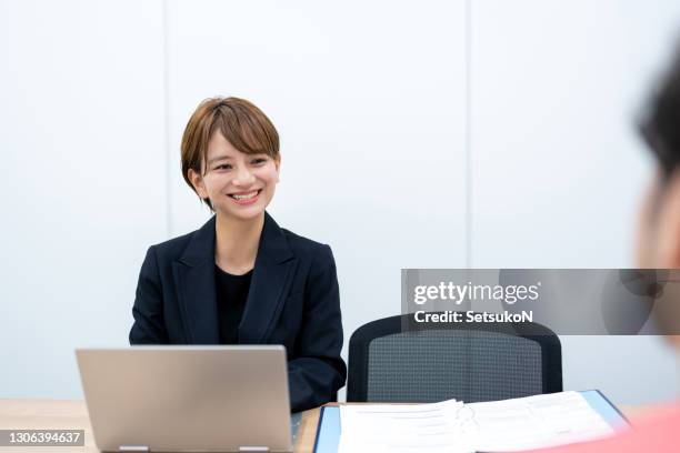 オフィスで働くアジアの女性 - ビジネスフォーマル ストックフォトと画像
