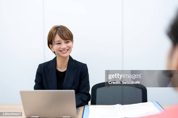 asiatisk kvinna som arbetar på kontoret - woman business desk front laptop office bildbanksfoton och bilder