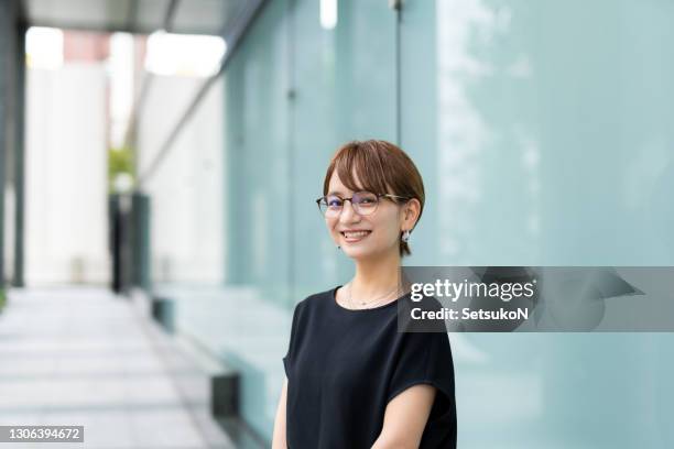 retrato de una mujer asiática - japanese people fotografías e imágenes de stock