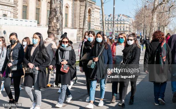 paris : group of women on seine quayside during pandemic covid-19 - france coronavirus stock pictures, royalty-free photos & images