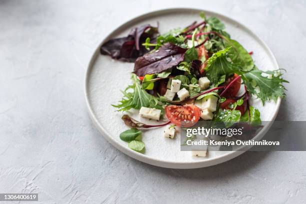 tabbouleh salad, plate, rustic concrete background. traditional middle eastern or arab dish. levantine vegetarian salad with parsley, mint, bulgur, tomato. part of middle eastern meze. space for text - middle eastern food stockfoto's en -beelden