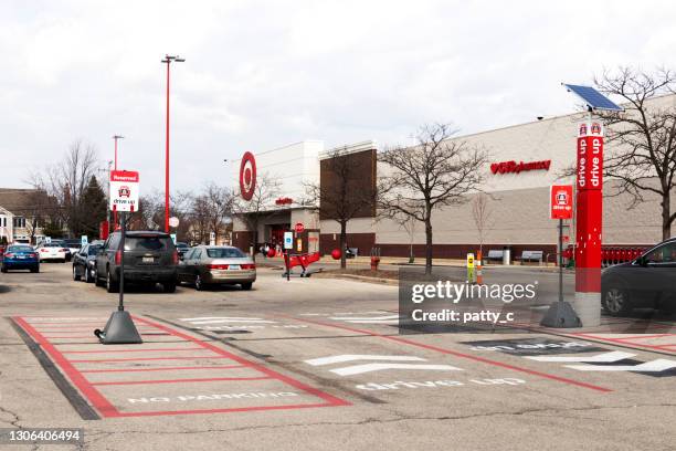 Target Rover Pick 16 Target Curbside Pickup Stock Photos, High-Res Pictures, and Images ...