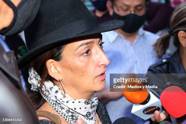 Shaula Vega, daughter of the late actress Isela Vega, speaks as arriving to the funeral service held for late Mexican film star Isela Vega at Galloso...