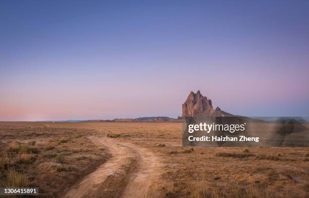 shiprock bij zonsopgang, new mexico, de v.s. - new mexico stockfoto's en -beelden