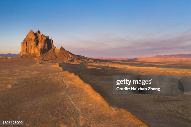 ee.uu. nuevo méxico, ship rock en navajo indian reservation, vista aérea - shiprock fotografías e imágenes de stock