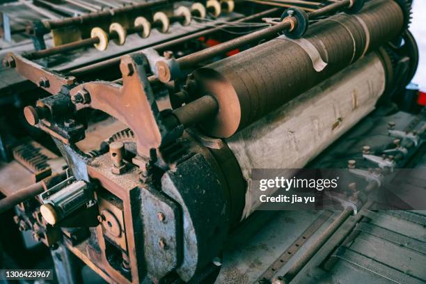 old machine, obsolete printing press. put it in the exhibition hall for tourists to visit. wuxi, jiangsu province, china. - textile printing foto e immagini stock