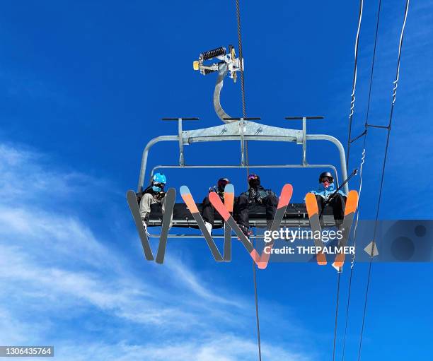 skifahrer im sessellift-skigebiet - sessellift stock-fotos und bilder