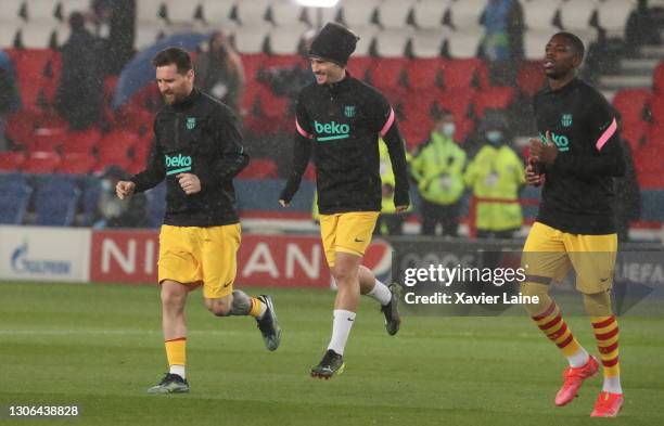 Lionel Messi, Antoine Griezmann and Ousmane Dembele of FC Barcelona react during the UEFA Champions League Round of 16 match between Paris...