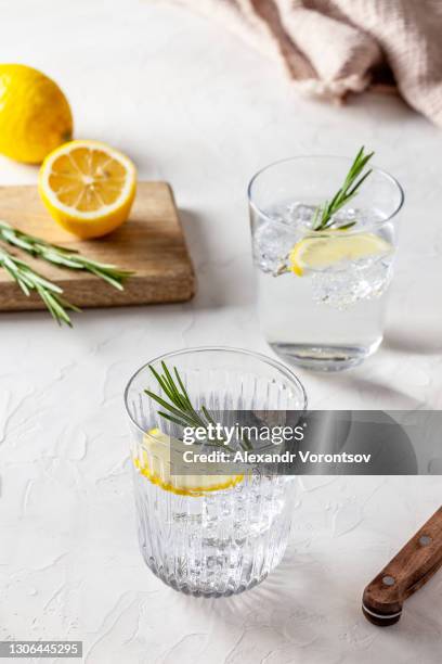 refreshing lemon drink - carbonated water stock pictures, royalty-free photos & images