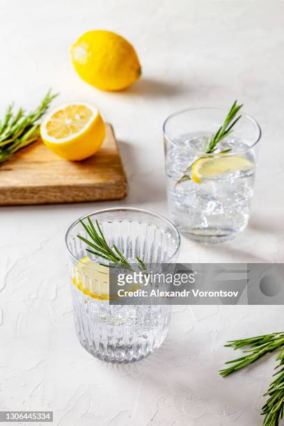 refreshing lemon drink - sparkling water imagens e fotografias de stock
