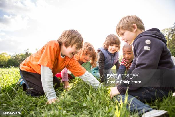 multiethnic group of children having fun together. - bambini seduti in cerchio foto e immagini stock