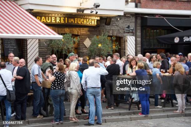 vue extérieure d’un pub altbier typique sur ratinger straße dans la vieille ville de duesseldorf. - altbier photos et images de collection