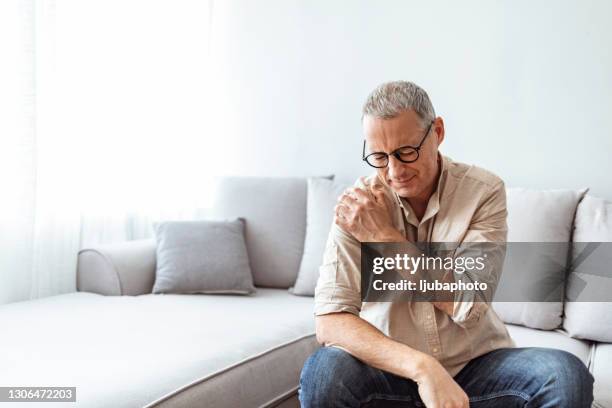 ik denk dat ik mijn schouder daar pijn heb gedaan. - stijf stockfoto's en -beelden