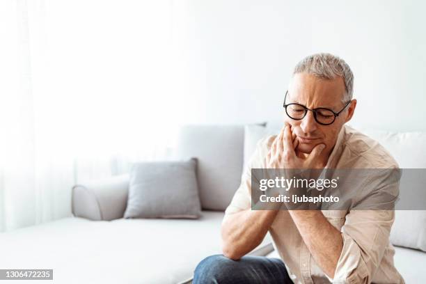 qualcosa non si sente proprio qui - bocca foto e immagini stock