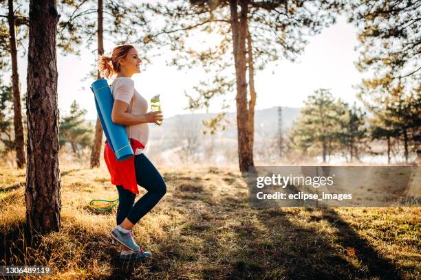 ich werde bereit sein - pregnant yoga stock-fotos und bilder