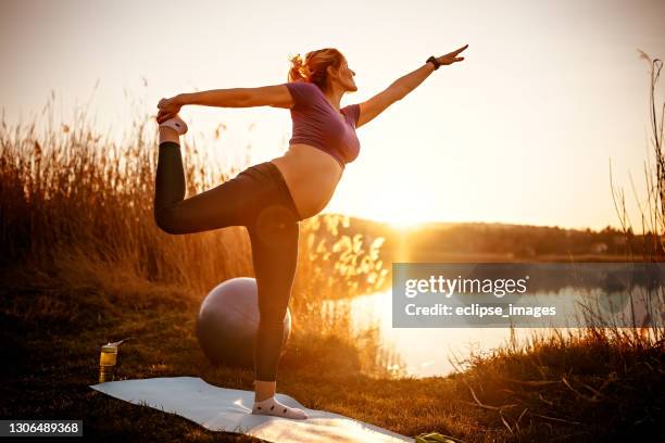 se sentir en bonne santé et prêt pour l’accouchement - femme enceinte jardin photos et images de collection