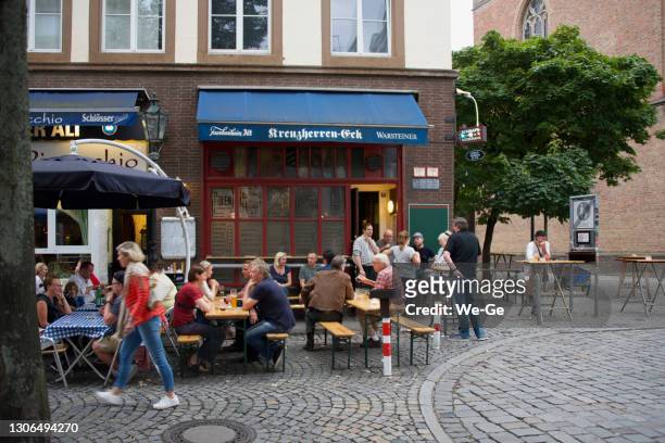 vue extérieure d’un pub altbier typique sur ratinger straße dans la vieille ville de duesseldorf. - altbier photos et images de collection