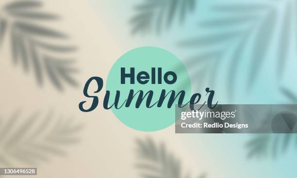 hallo sommer schrift auf leichtem hintergrund mit blättern. bestandsabbildung - hello summer stock-grafiken, -clipart, -cartoons und -symbole
