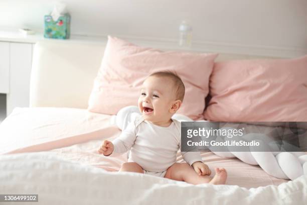bambino carino - soltanto un neonato maschio foto e immagini stock