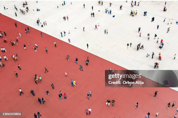 multitudes de pie en dos zonas separadas - humanidad fotografías e imágenes de stock