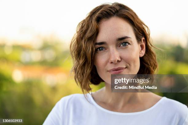 retrato de una mujer sonriente - cabello castaño fotografías e imágenes de stock