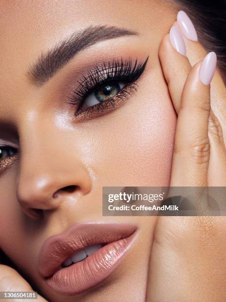verticale d’une belle femme avec le maquillage parfait - eyelash photos et images de collection
