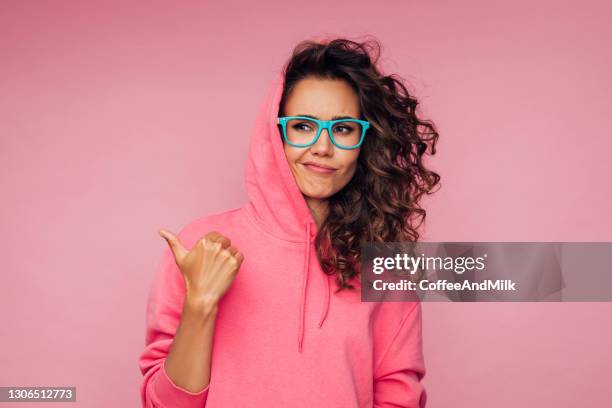 mooie emotionele vrouw - warm roze stockfoto's en -beelden