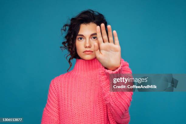 mooie vrouw die eindteken toont - blank road signs stockfoto's en -beelden