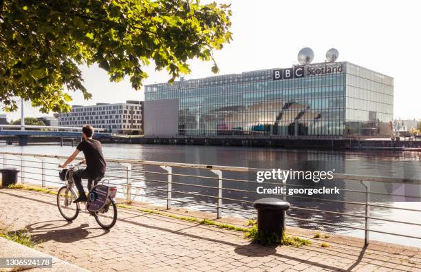 clydeside cycle and pedestrian route - glasgow escócia imagens e fotografias de stock