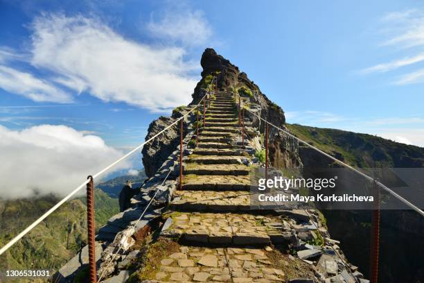 stairway to heaven, hiking trail in thr mountains of madeira island, atlantic ocean, portugal - pico do arieiro fotografías e imágenes de stock