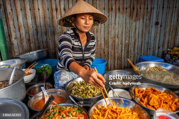 vietnamese food vendor on local market - vietnam stock pictures, royalty-free photos & images