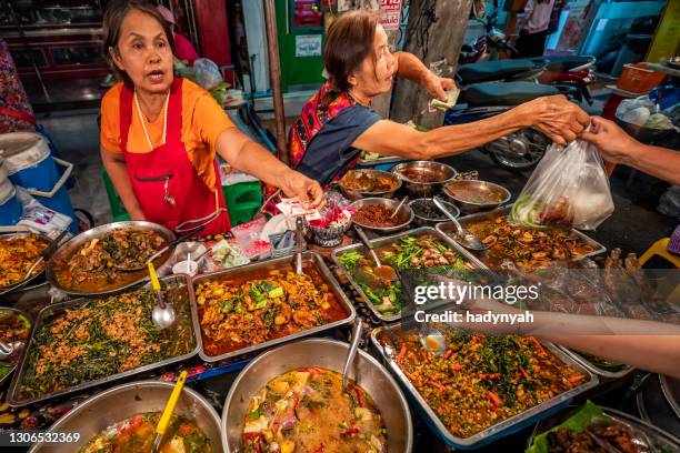 vendedor de comida callejera tailandesa en el mercado nocturno de chiang mai, tailandia - thai ethnicity fotografías e imágenes de stock
