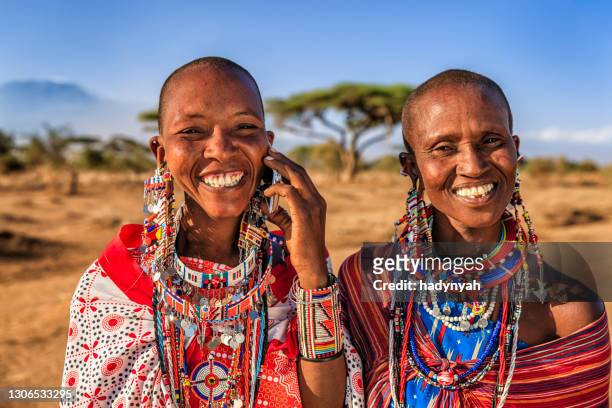 携帯電話を使用してマサイ族の女性, ケニア, アフリカ - アフリカ 原住民 ストックフォトと画像