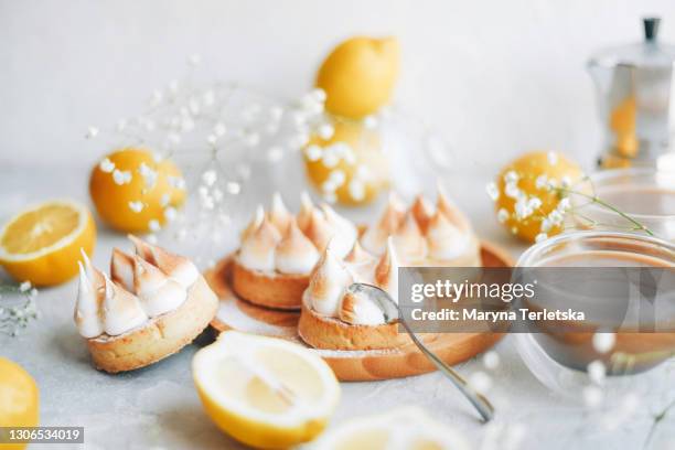 delicious cute lemon tarts on a white background. - merengue fotografías e imágenes de stock