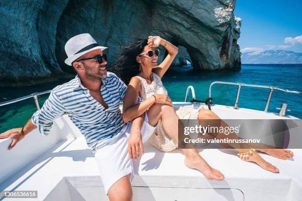 paar in liefde dat van de zomervakantie op een jacht in zakynthos griekenland geniet - het strand van navagio en het hebben van pret het reizen opnieuw tijdens coronavirusuitbraak - rijkdom boot stockfoto's en -beelden