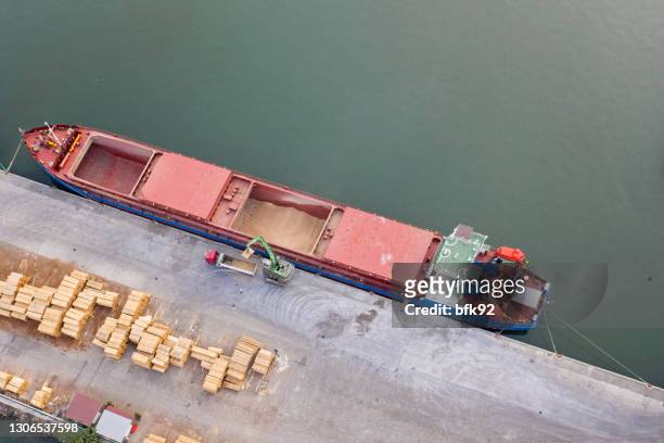 flygfoto över ett stort lastfartyg som lossar spannmål. - cereal plant bildbanksfoton och bilder