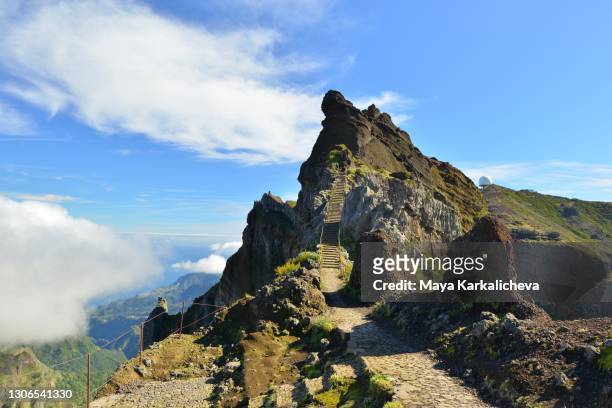 narrow footpath in the mountains of madeira island, atlantic ocean, portugal - íngreme - fotografias e filmes do acervo