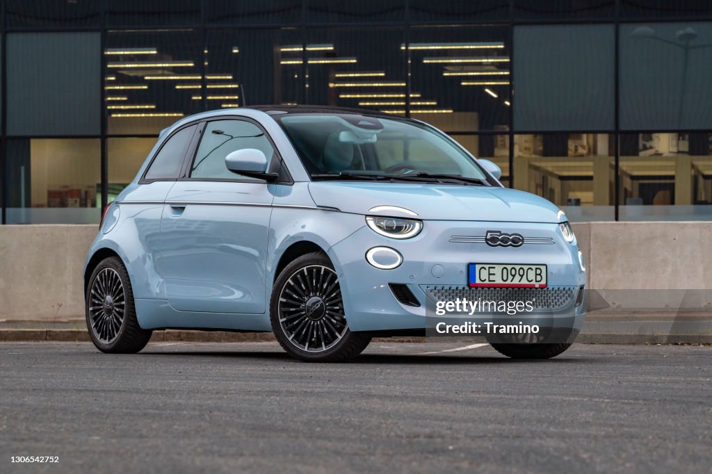 Elektroauto Fiat 500e auf einer Straße