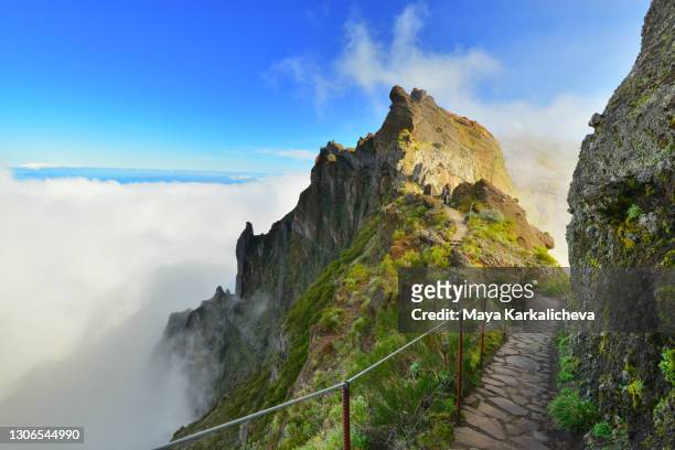 amazing hiking trail in the mountains of madeira island, atlantic ocean, portugal - pico do arieiro fotografías e imágenes de stock