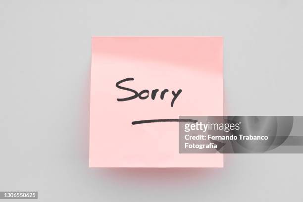 sticky note with sorry - apologize imagens e fotografias de stock