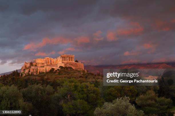 sunset colors at the acropolis of athens, greece - akropolis stock-fotos und bilder