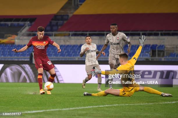 Stephan El Shaarawy of Roma scores their team's second goal during the UEFA Europa League Round of 16 First Leg match between AS Roma and Shakhtar...