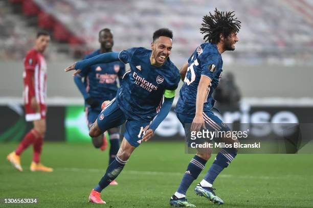 Mohamed Elneny of Arsenal celebrates with team mate Pierre-Emerick Aubameyang after scoring their side's third goal during the UEFA Europa League...
