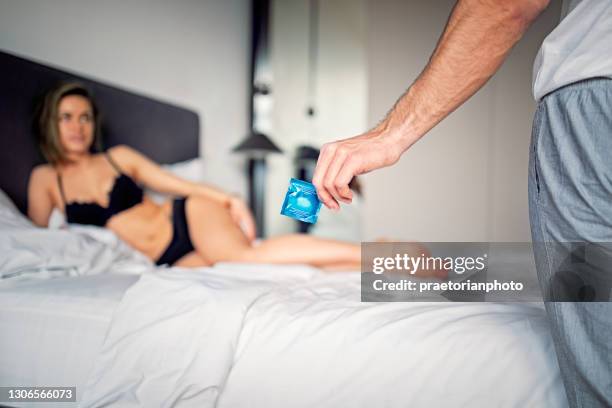 sexuella partners i sovrummet - condom bildbanksfoton och bilder