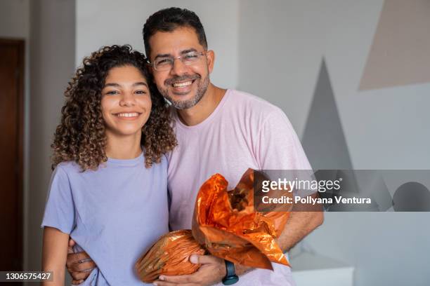 pai e filha celebrando a páscoa em casa - easter family - fotografias e filmes do acervo